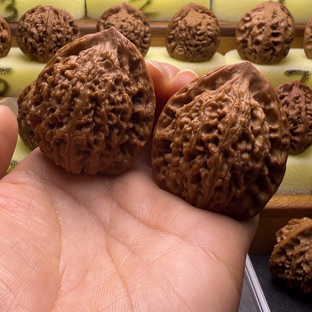 ****山核桃鱼籽纹手把件38