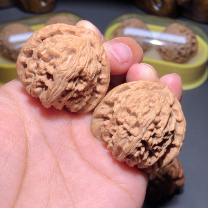 文玩核桃把件38.5三角白