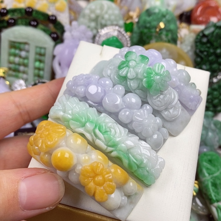 彩***姐吊坠(赠链)未镶嵌翡翠