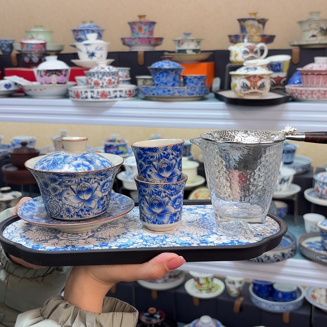 盖碗里放入适量的水