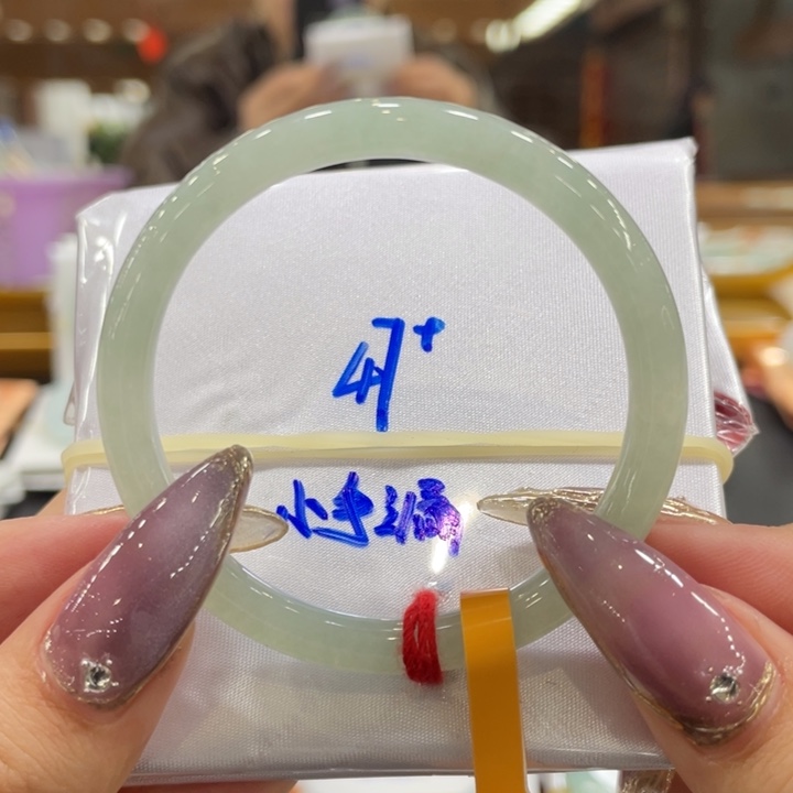 翡翠手镯未镶嵌翡翠