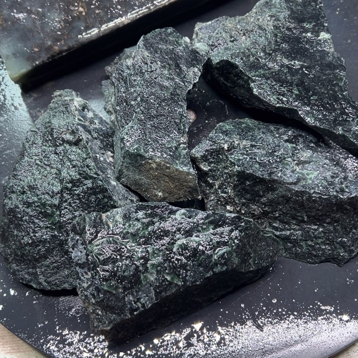 透闪石-蛇纹石玉珠宝奇石未镶嵌