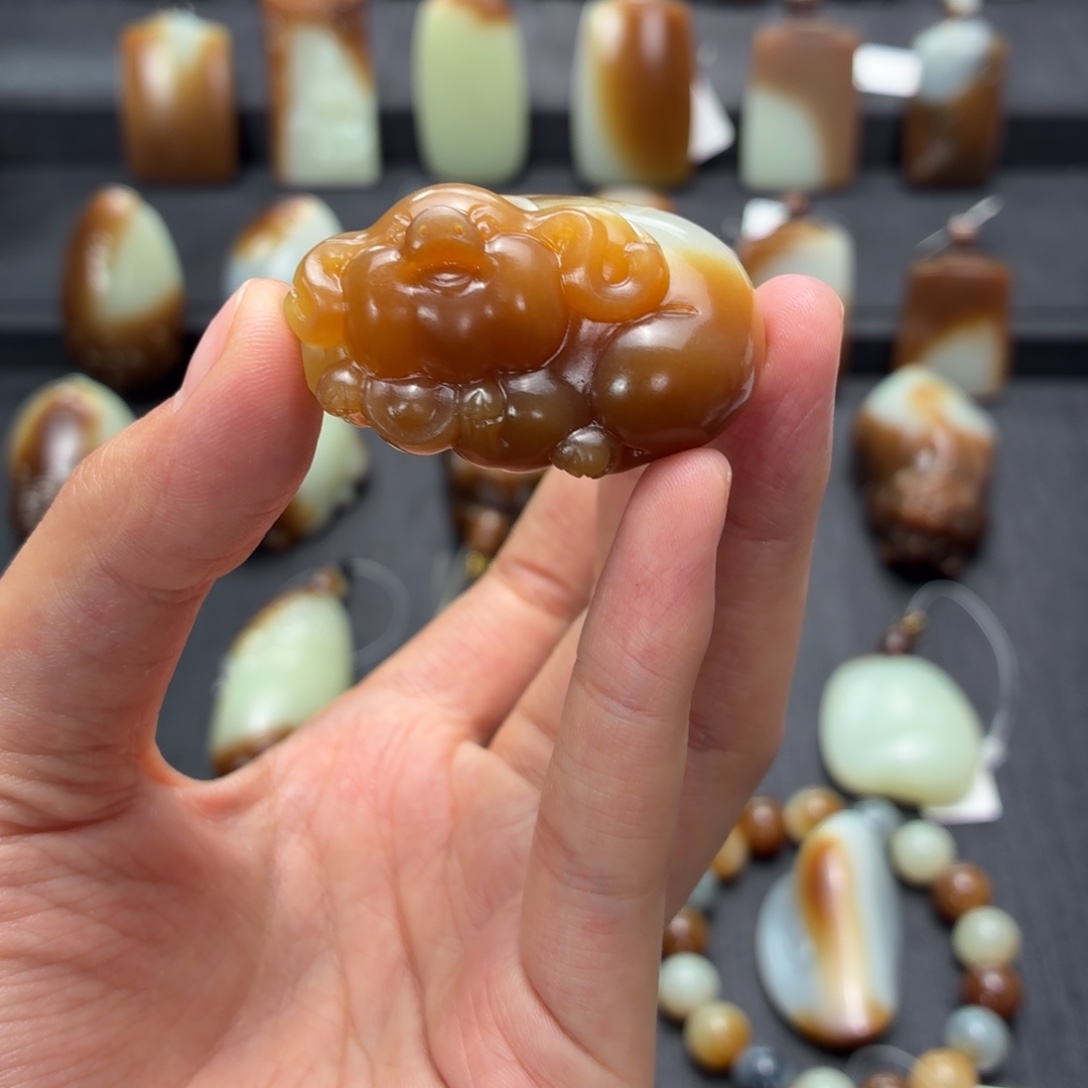 Q****和田玉未镶嵌颈饰