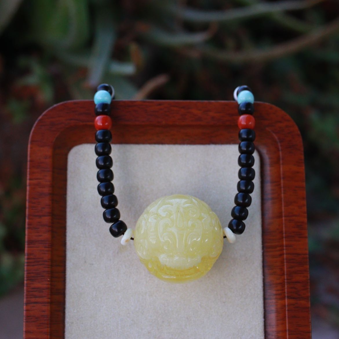 30.7mm 精雕白花蜜蜡貔貅锁骨链 配白蜜绿松南红 微花粉 