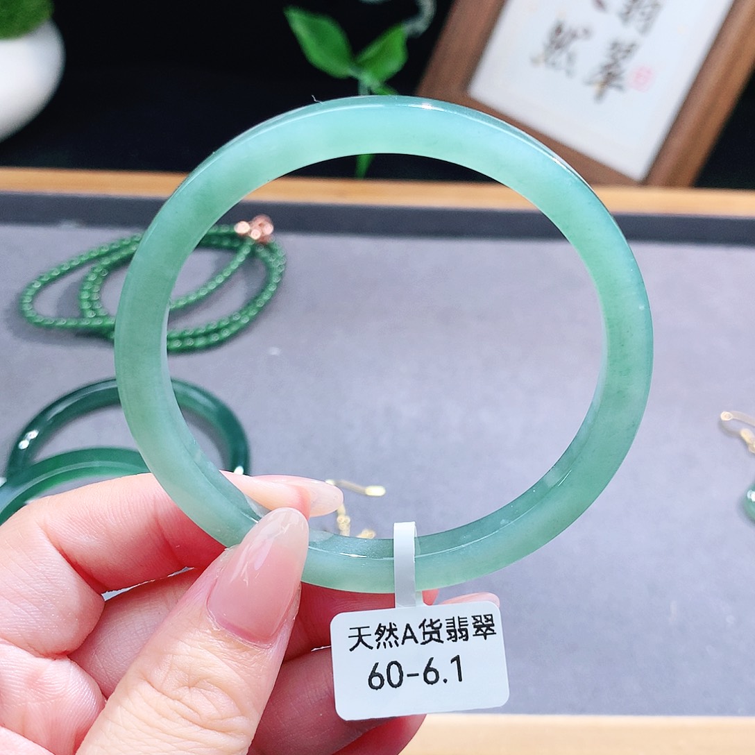 翡翠手镯（圆镯）未镶嵌