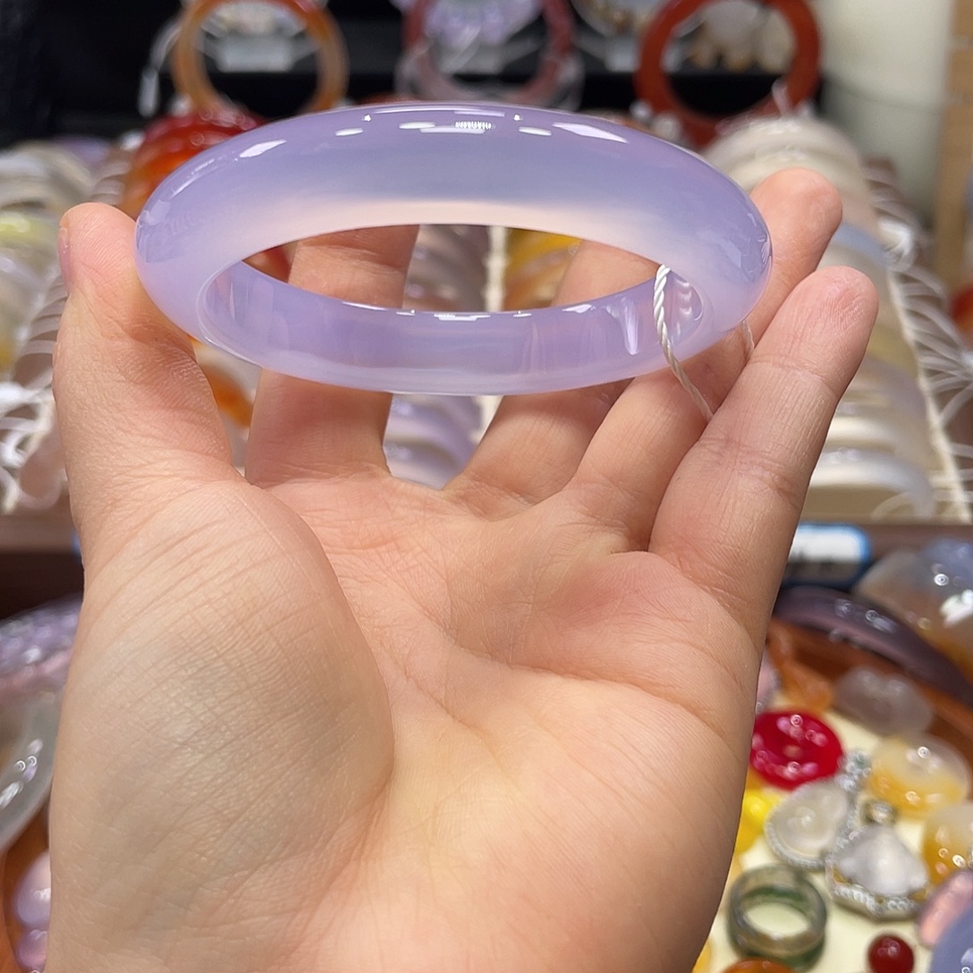 I***U玛瑙/玉髓未镶嵌手镯不同角度不同光线下色不同