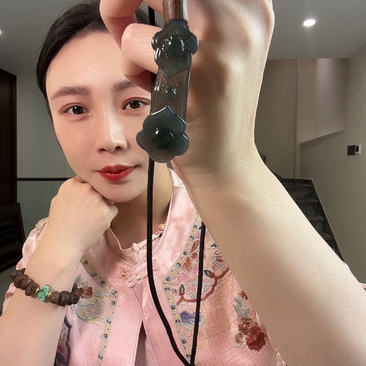 Y***o蛇纹石玉未镶嵌颈饰