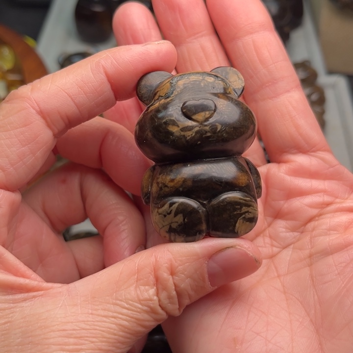 琥珀未镶嵌颈饰熊