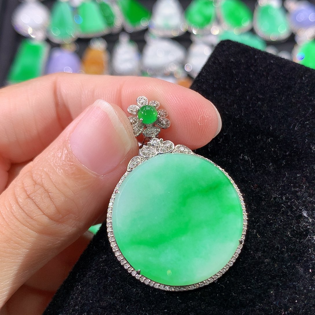 翡翠18K金镶嵌颈饰