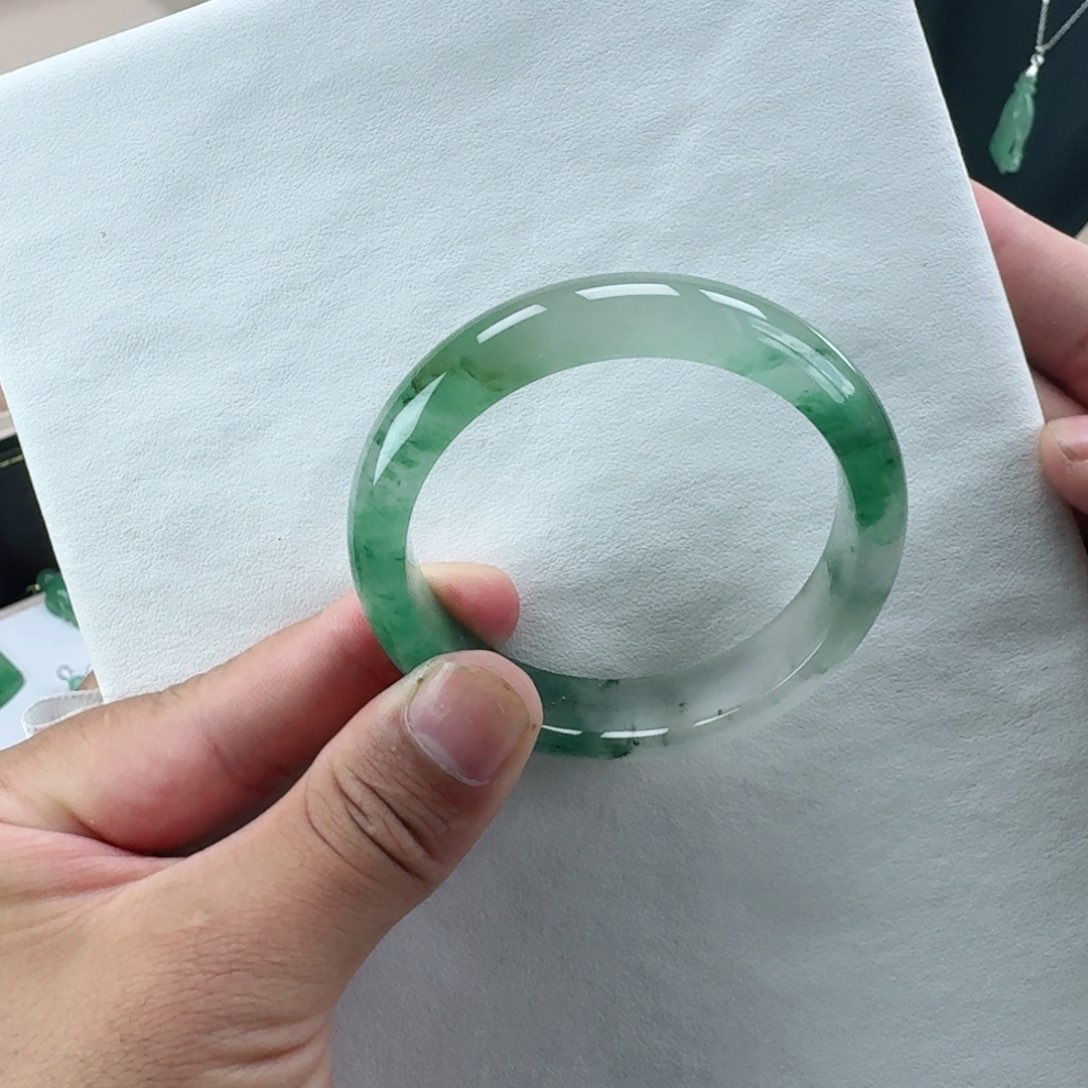 石英质玉（非洲翠）手镯53未镶嵌