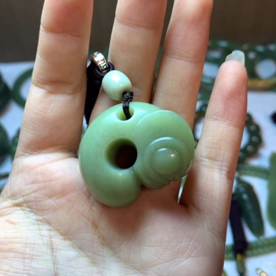 阳***光岫岩河磨玉（透闪石质玉）未镶嵌手镯