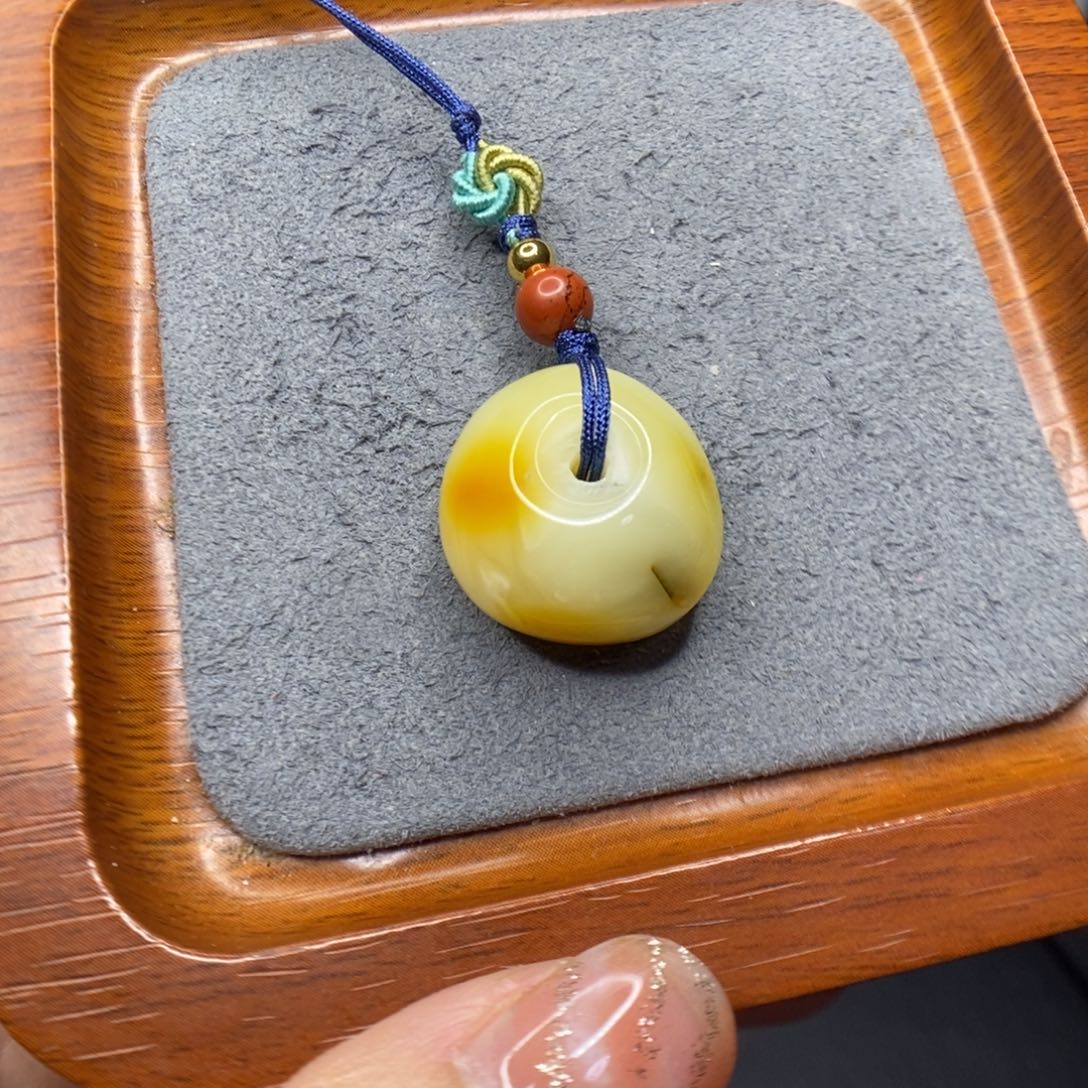 *****蜜蜡未镶嵌颈饰郎