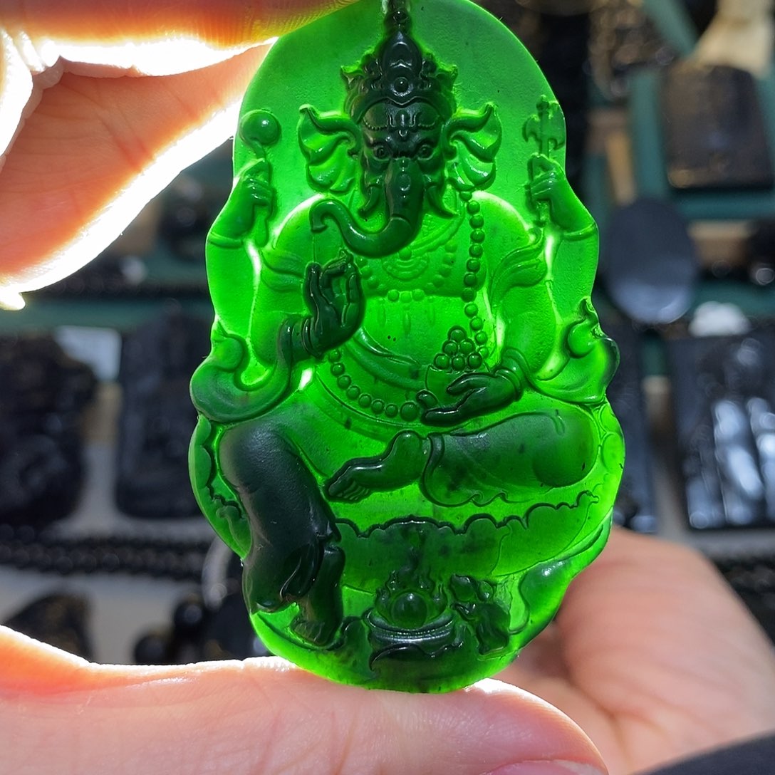 蛇纹石玉颈饰未镶嵌