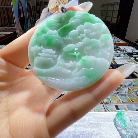 翡翠未镶嵌颈饰一个