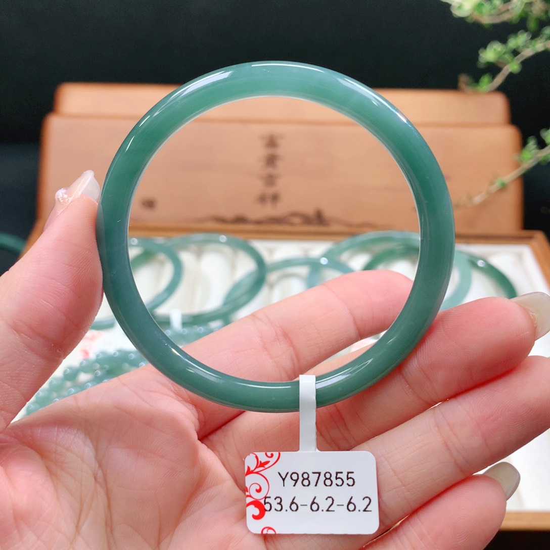 翡翠手镯未镶嵌天然