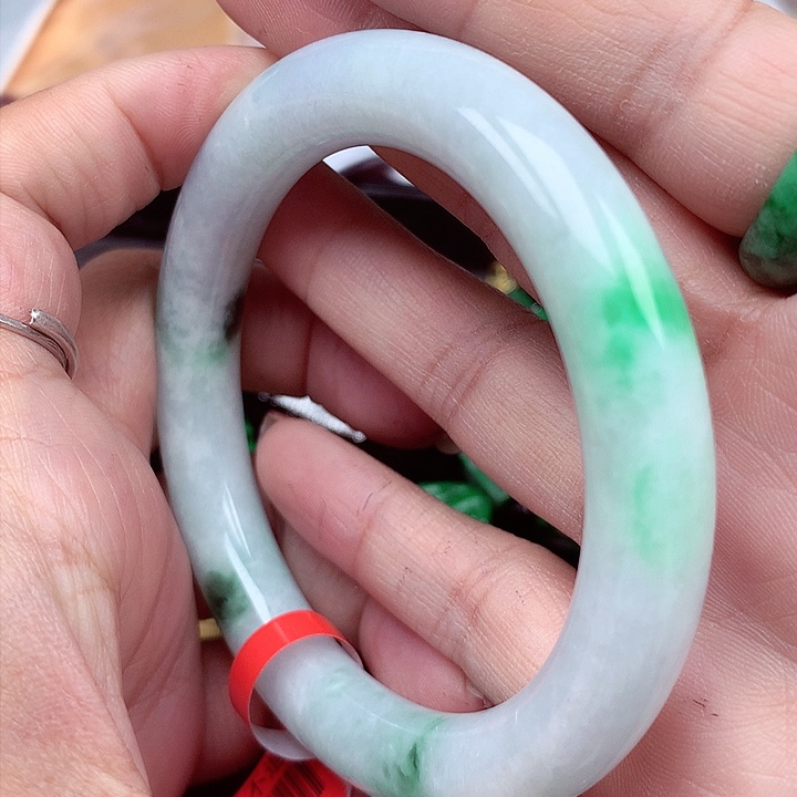 翡翠手镯未镶嵌翡翠