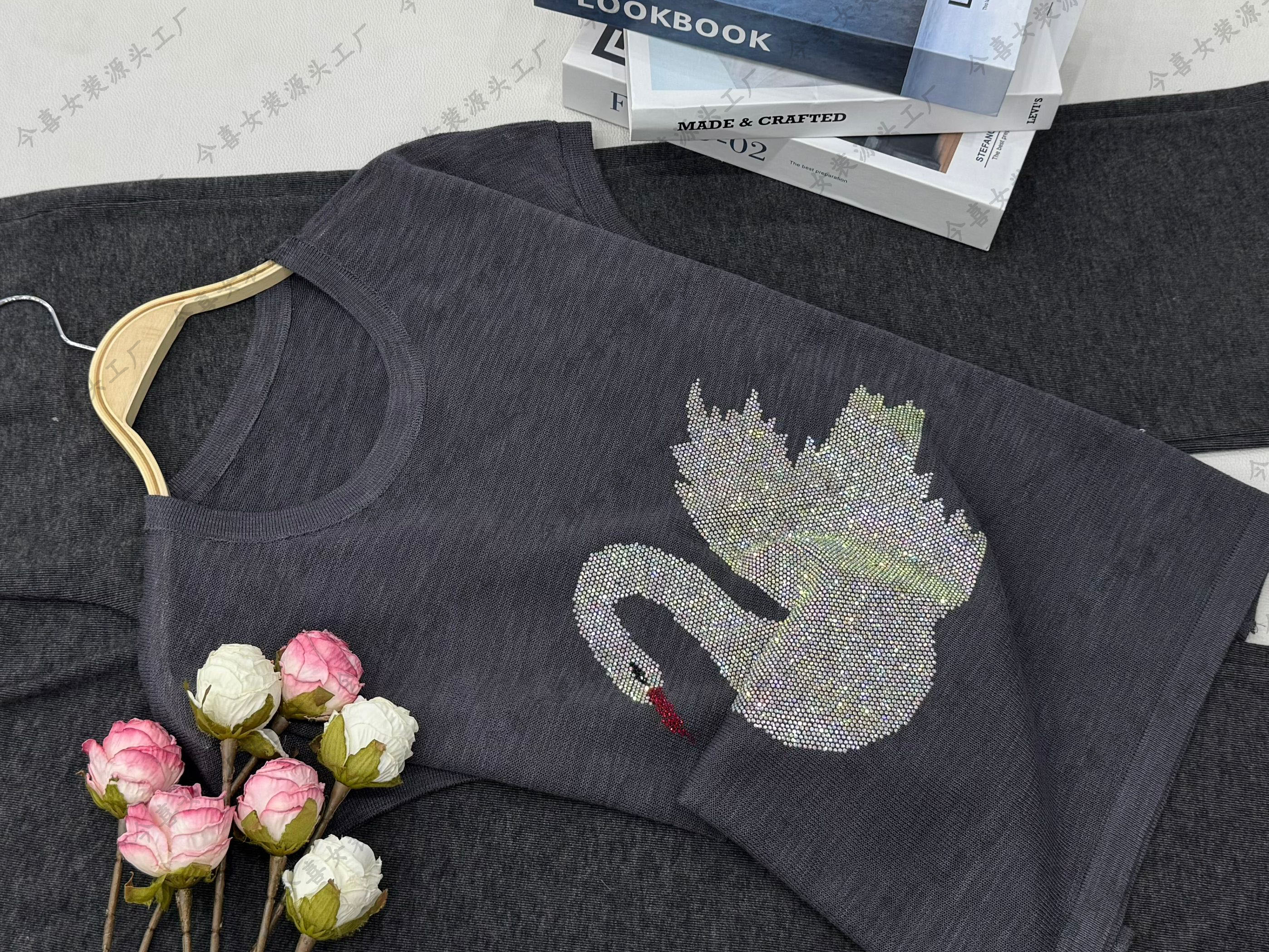 【灰色烫钻天鹅】新款时尚短袖套头上衣QC3370