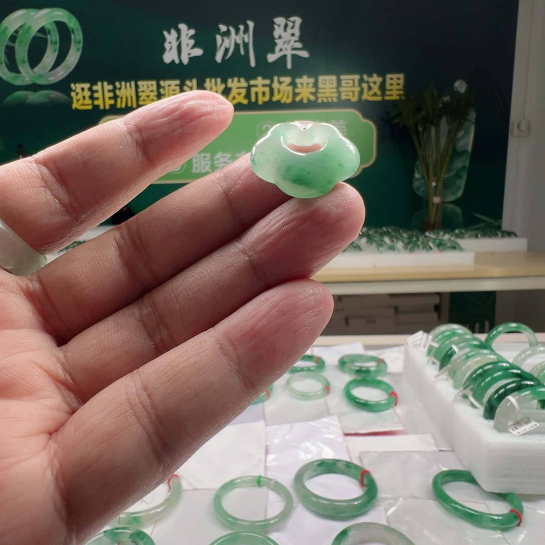 颈饰未镶嵌石英质玉