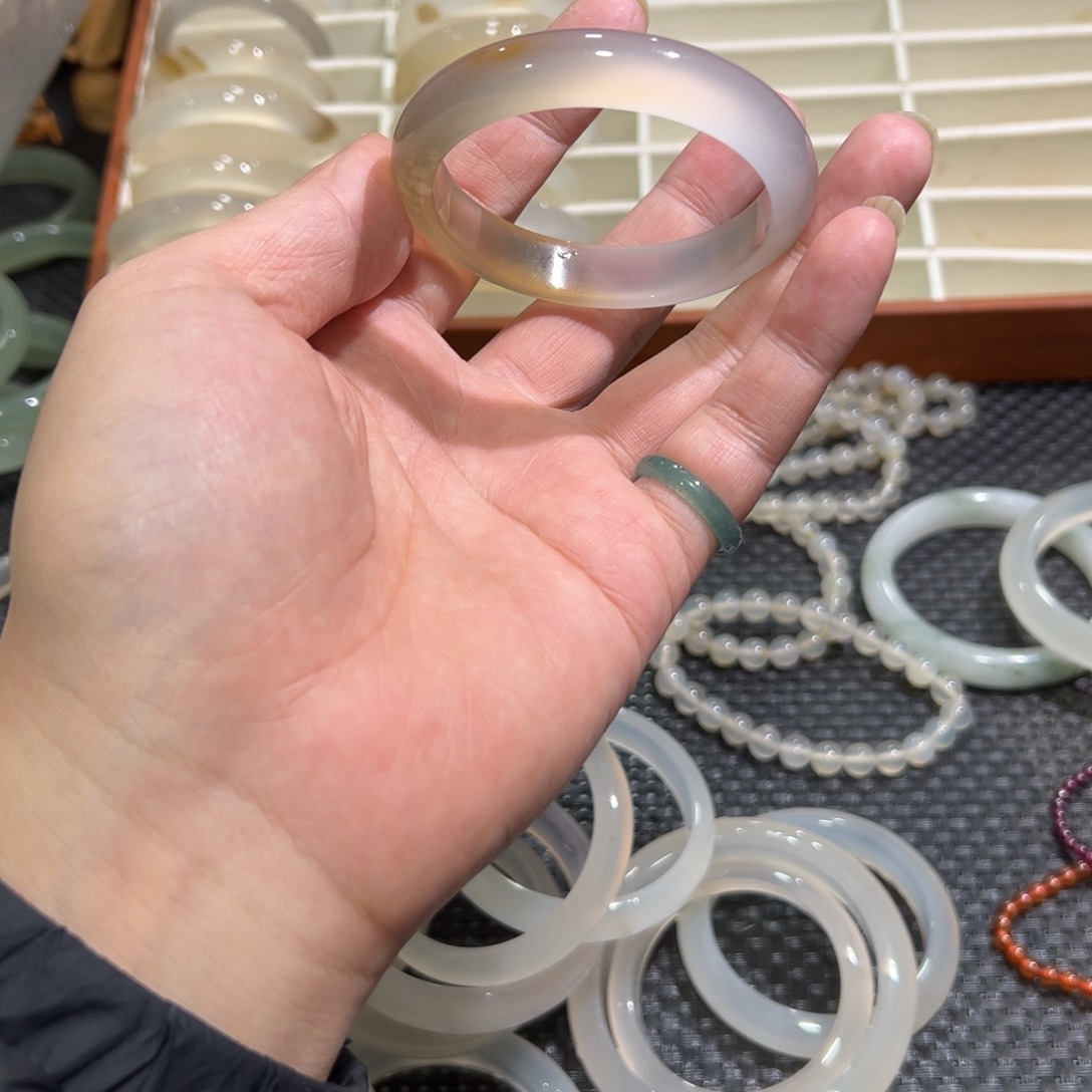 玛瑙/玉髓未镶嵌手镯55圈有包容31