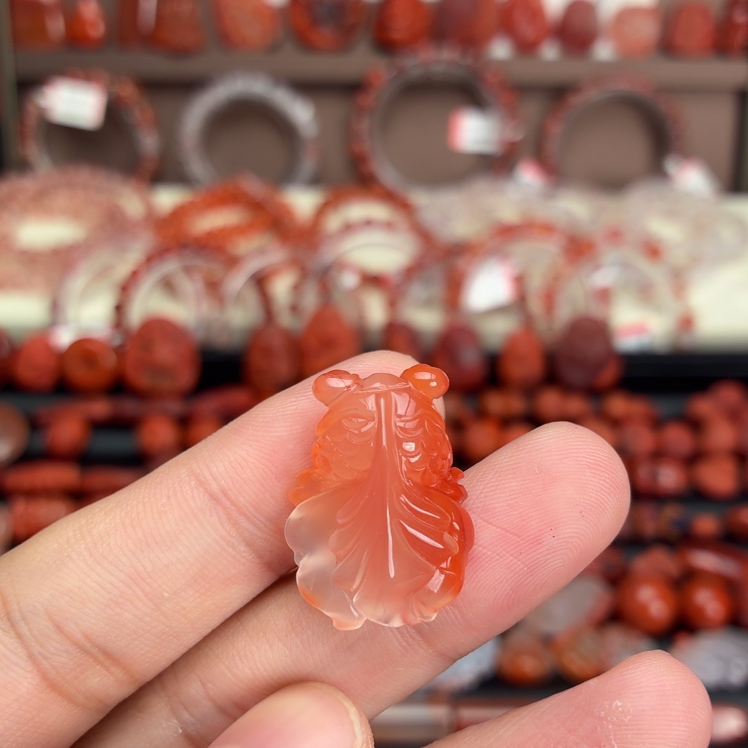 南红玛瑙未镶嵌颈饰金鱼