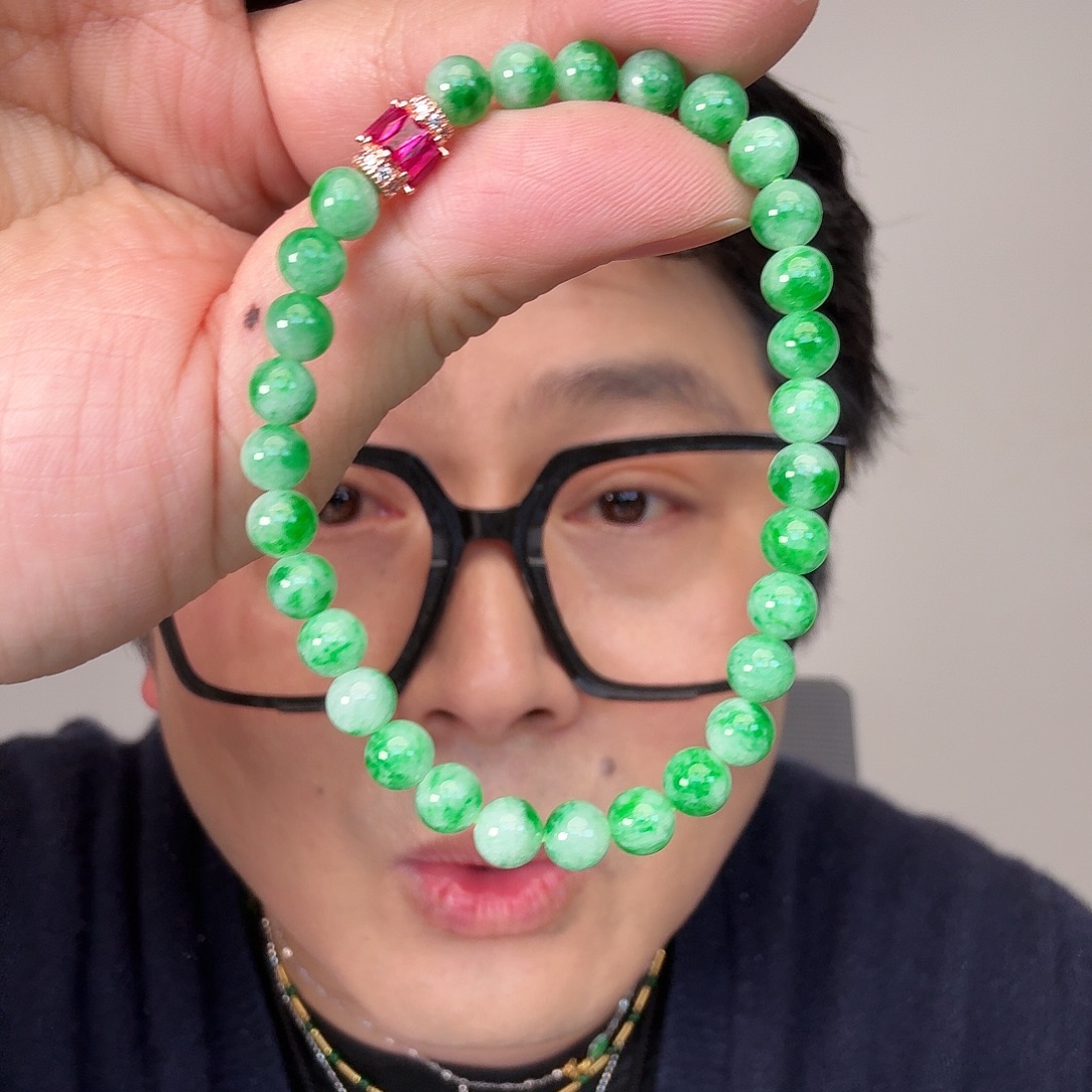 爱***O翡翠未镶嵌颈饰一件