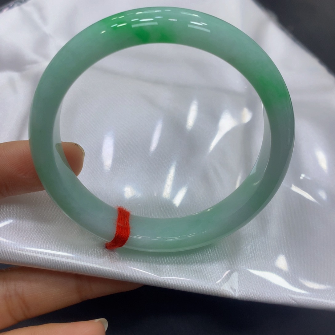 翡翠手镯未镶嵌翡翠