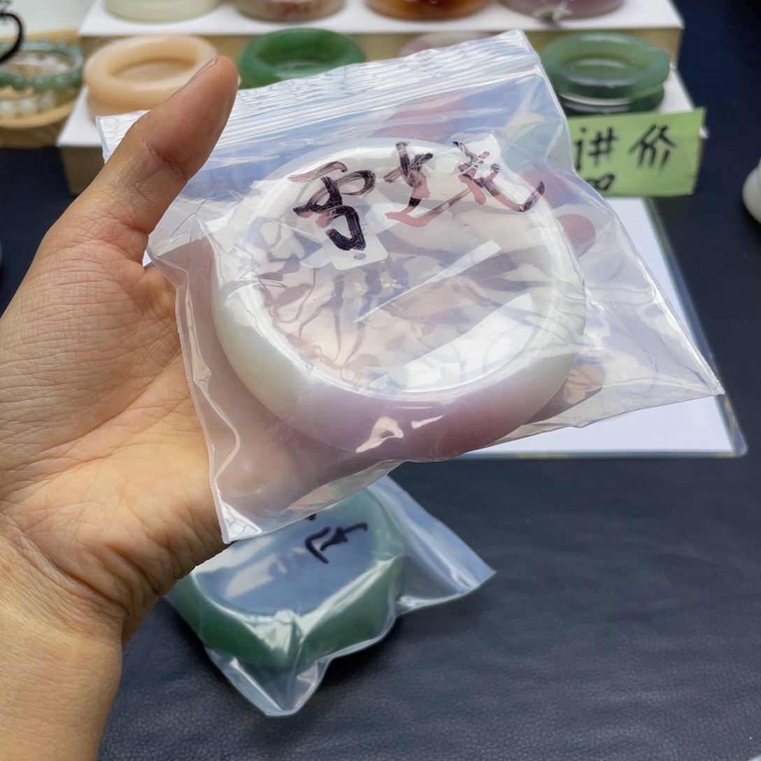 雪***花石英质玉未镶嵌手镯