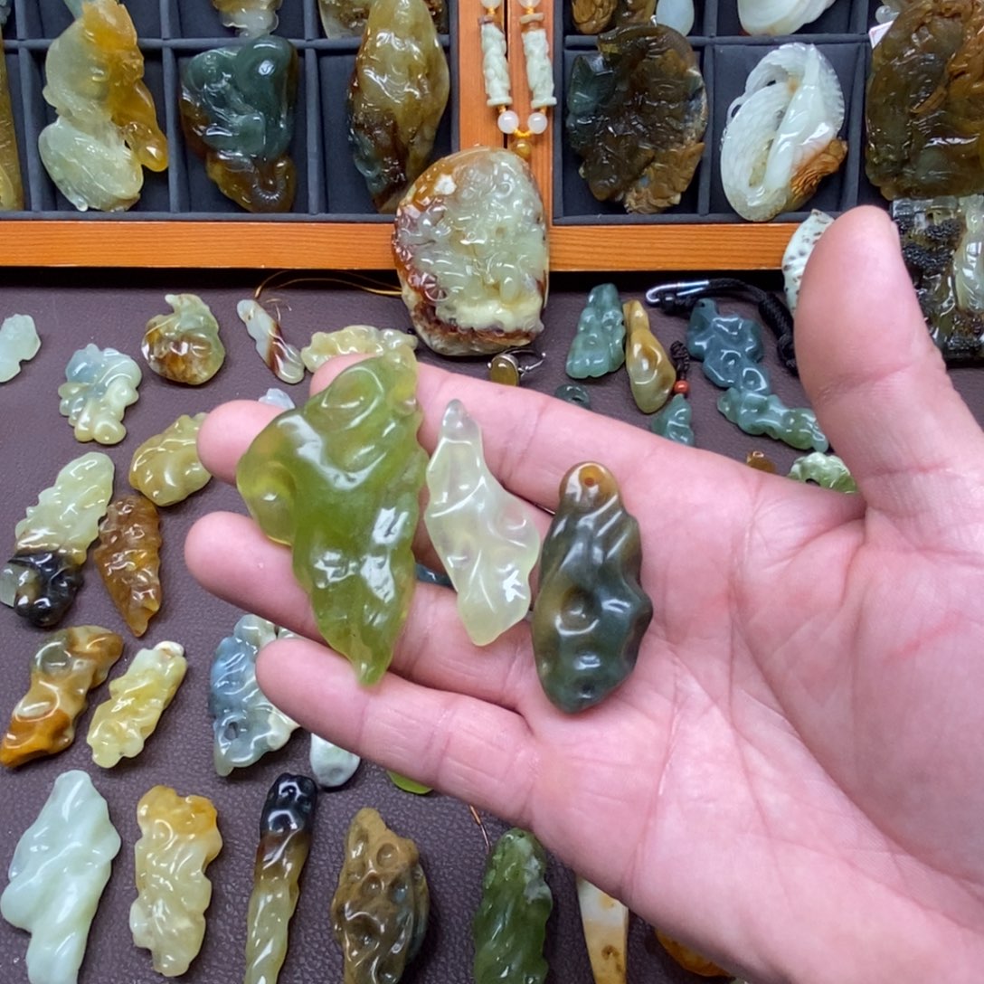李***灿蛇纹石玉未镶嵌颈饰