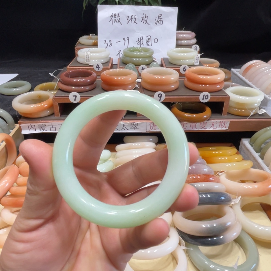 熬****石英岩玉未镶嵌手镯