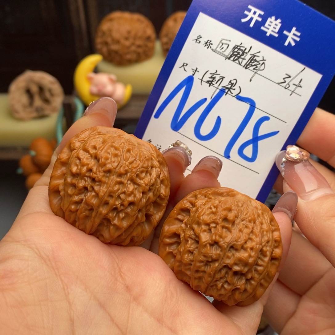 文玩核桃吊坠血麒麟