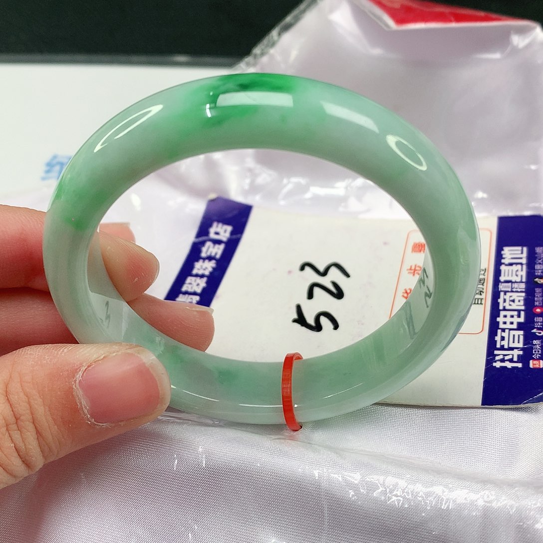 翡翠手镯未镶嵌翡翠