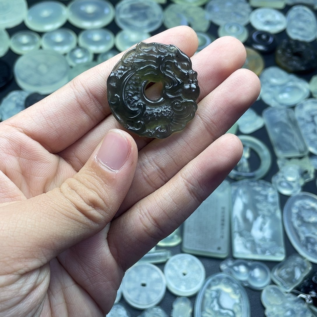 岫玉未镶嵌颈饰龙扣