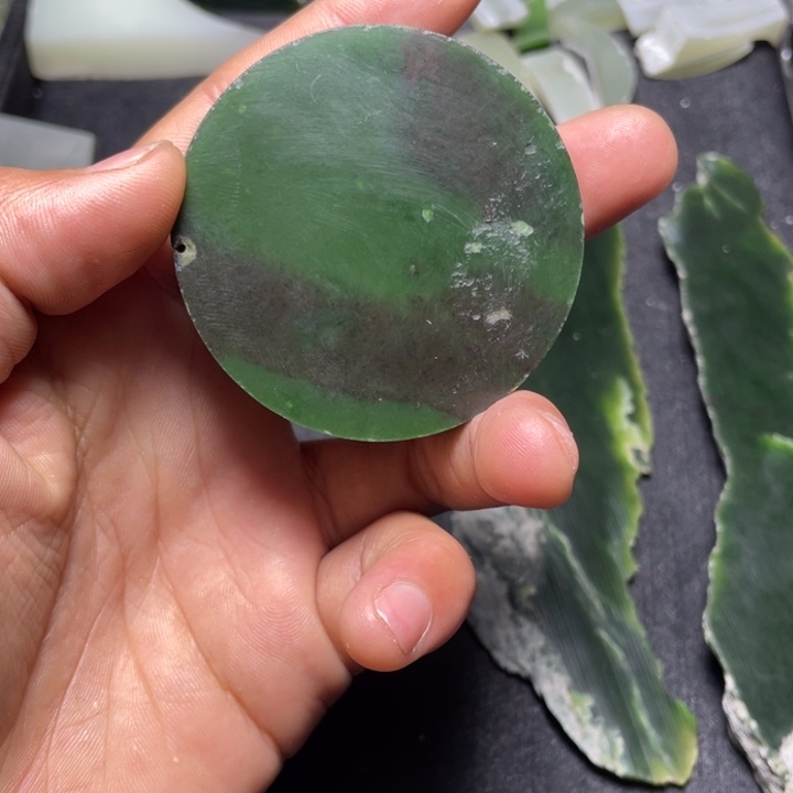 沉***。和田玉（糖玉）未镶嵌珠宝半成品