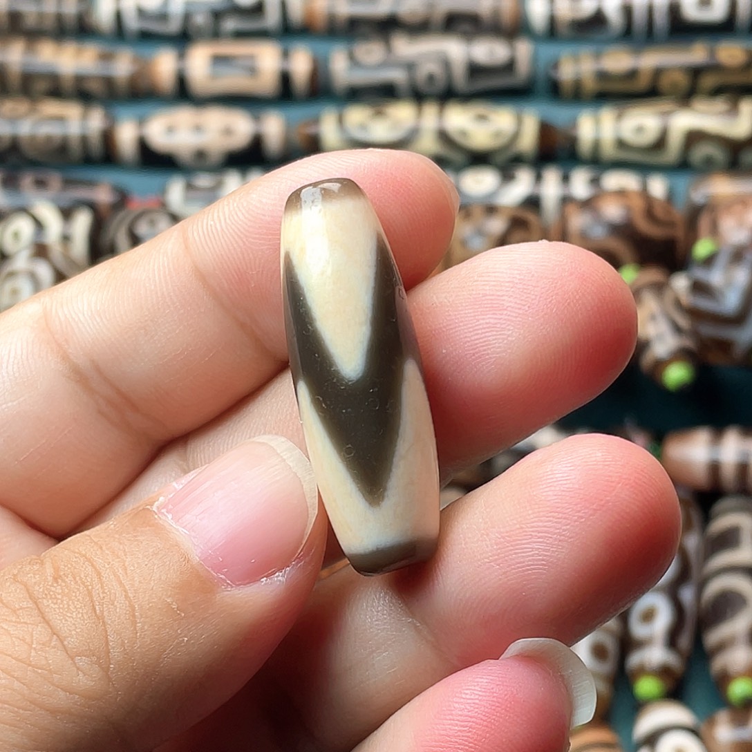 玛瑙/玉髓未镶嵌颈饰朱砂牙牙