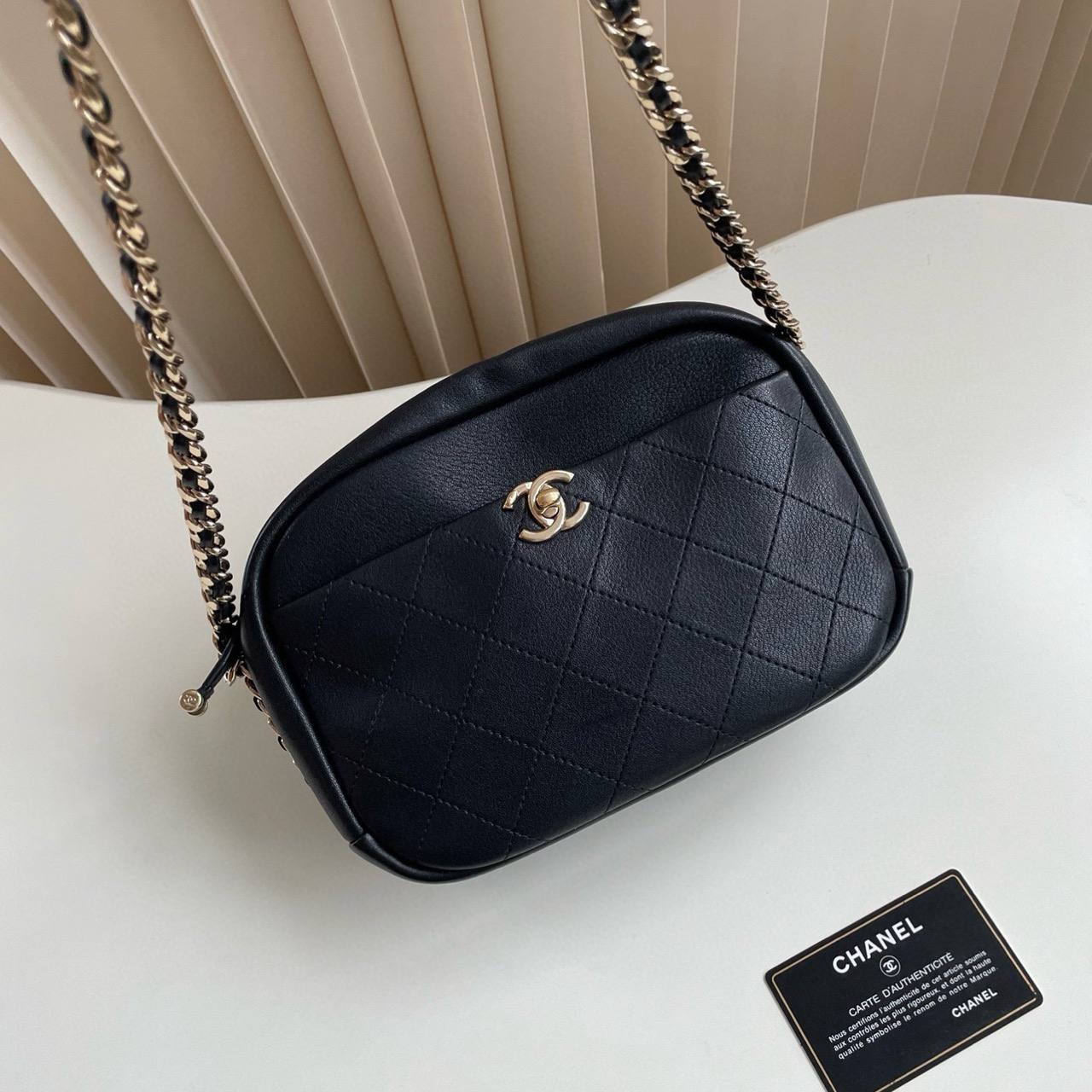 95新 Chanel/香奈儿 6812 Chanel  黑金滚边马鞍相机包 有卡 26开