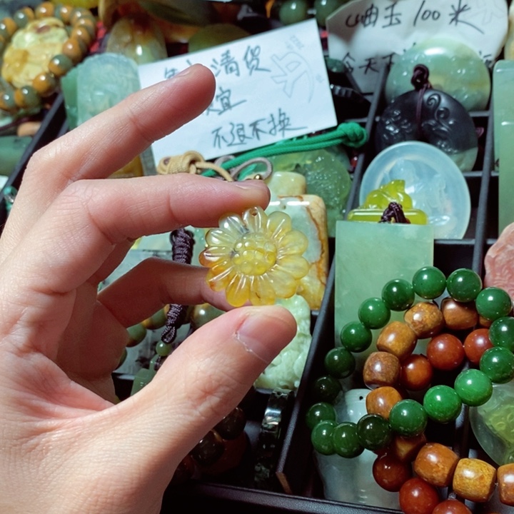 蛇纹石玉颈饰未镶嵌