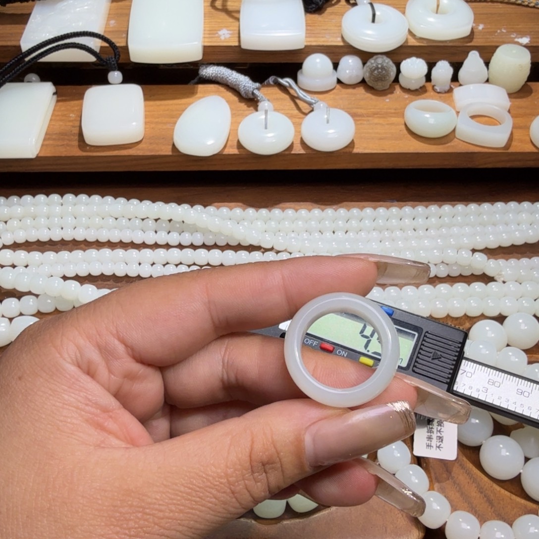 ο***刀和田玉未镶嵌颈饰