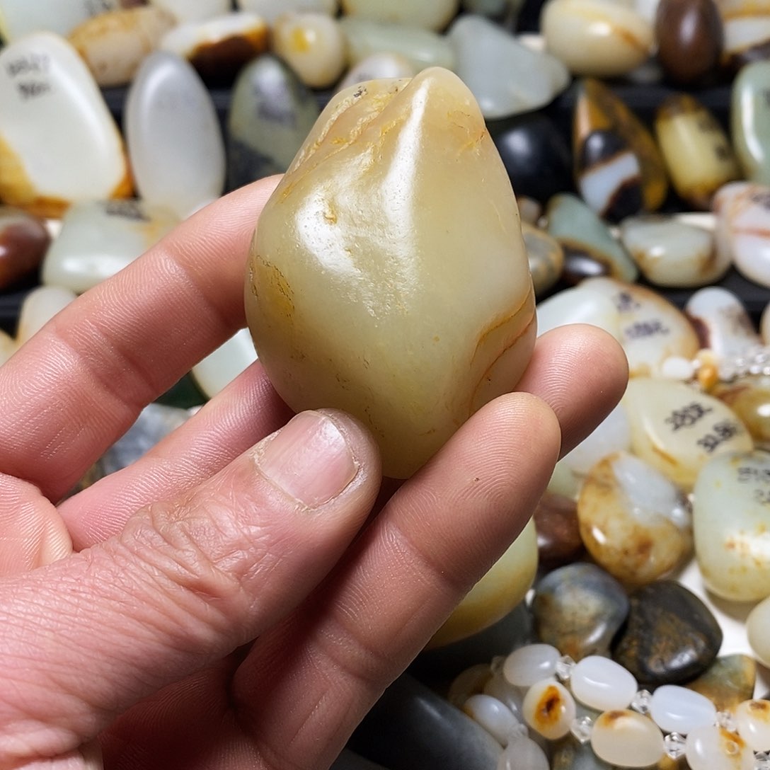 和田玉颈饰未镶嵌手把件