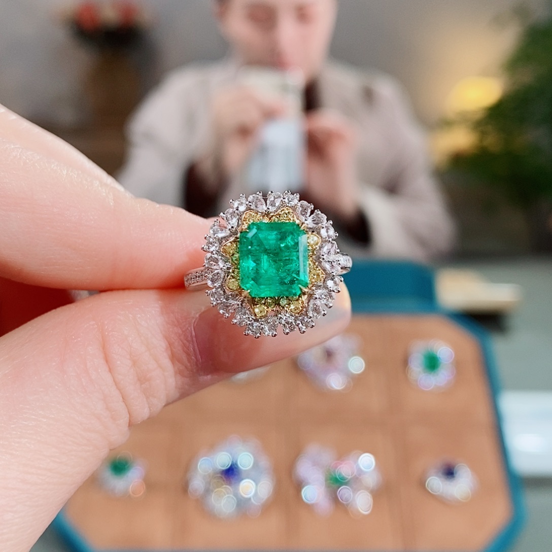 祖母绿戒指18K金镶嵌2.17ct