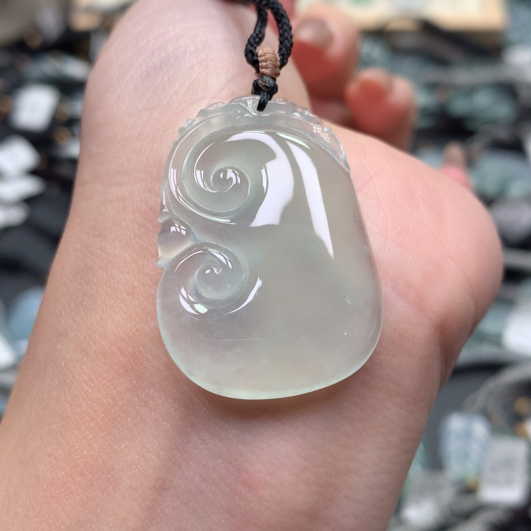 翡翠颈饰未镶嵌如意