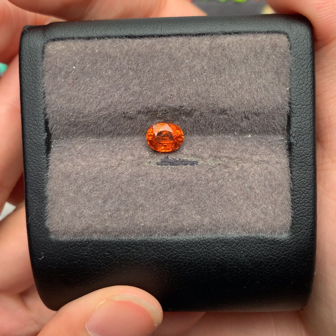 未镶嵌裸石石榴石（芬达石）1.56ct