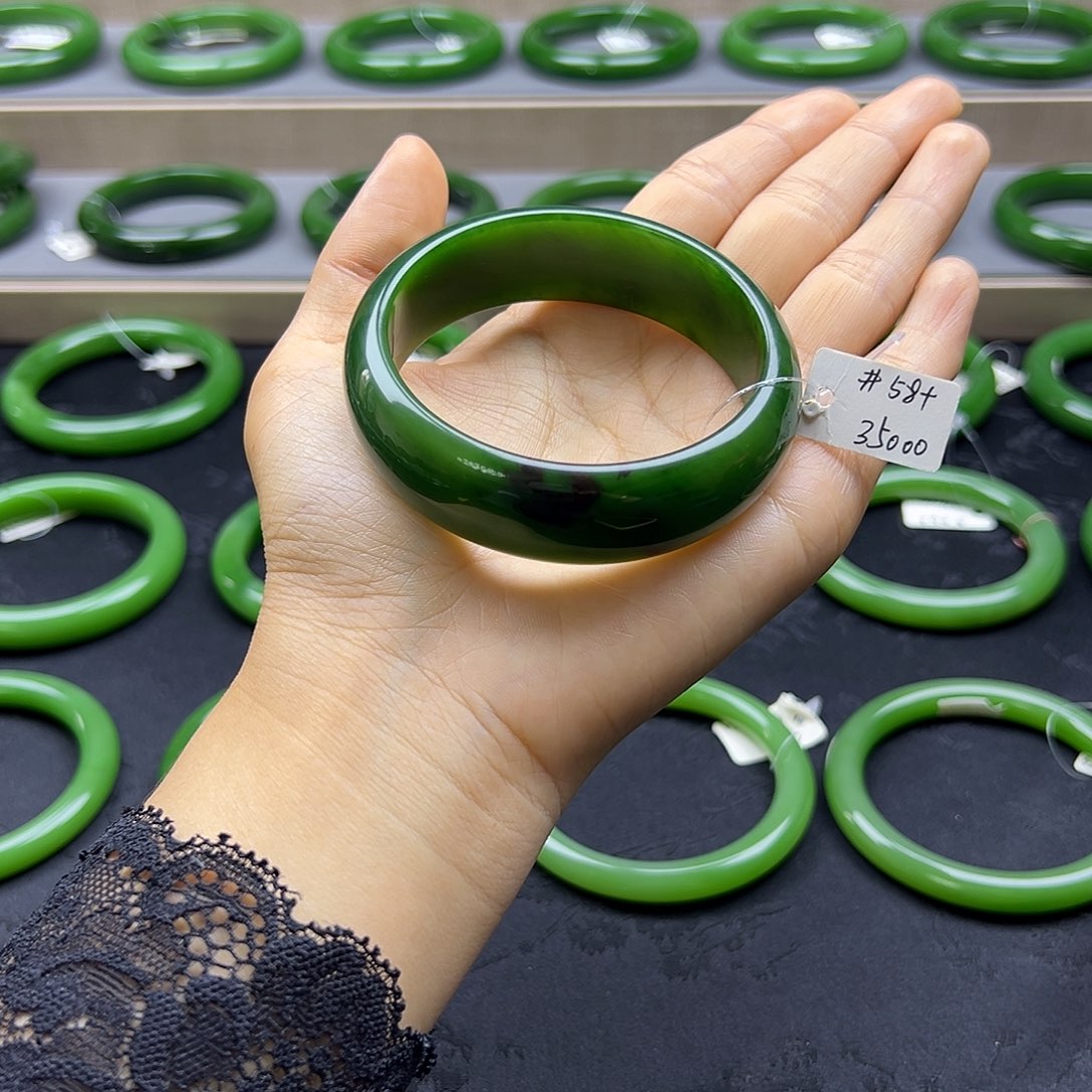 兰***馨和田玉未镶嵌手镯