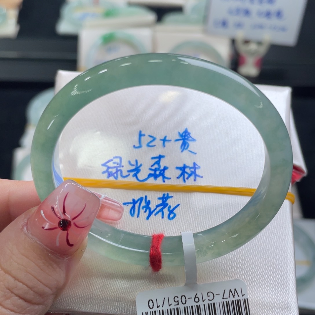 翡翠手镯未镶嵌翡翠手镯