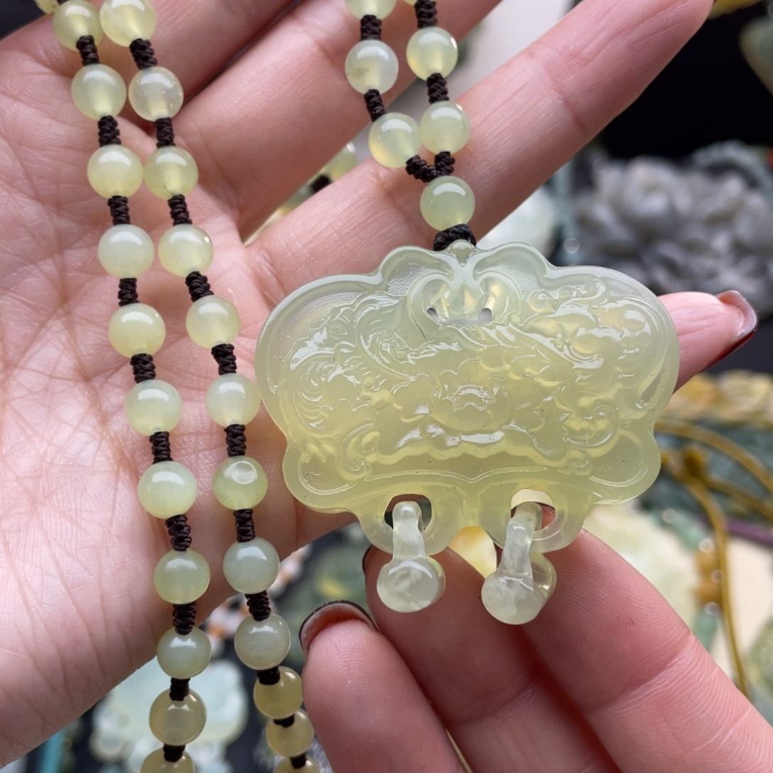 蛇纹石玉颈饰未镶嵌