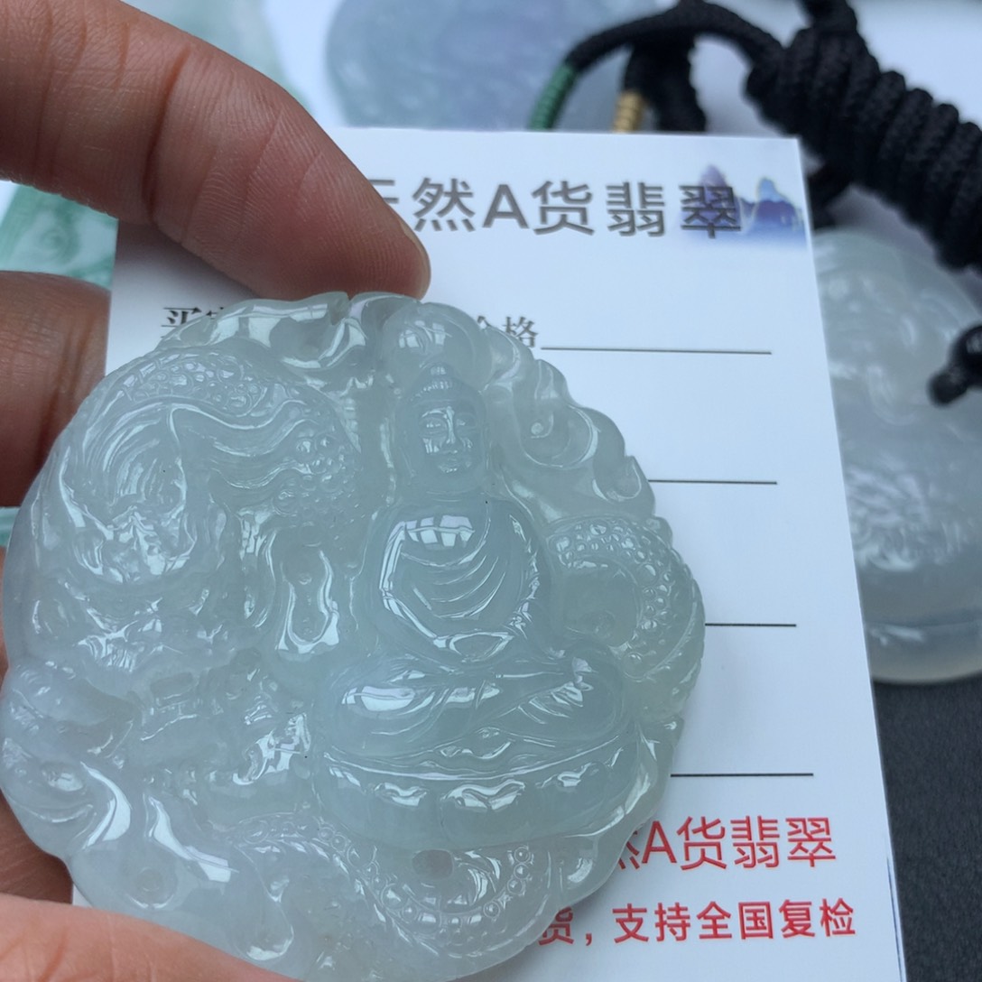 翡翠颈饰未镶嵌?**刘