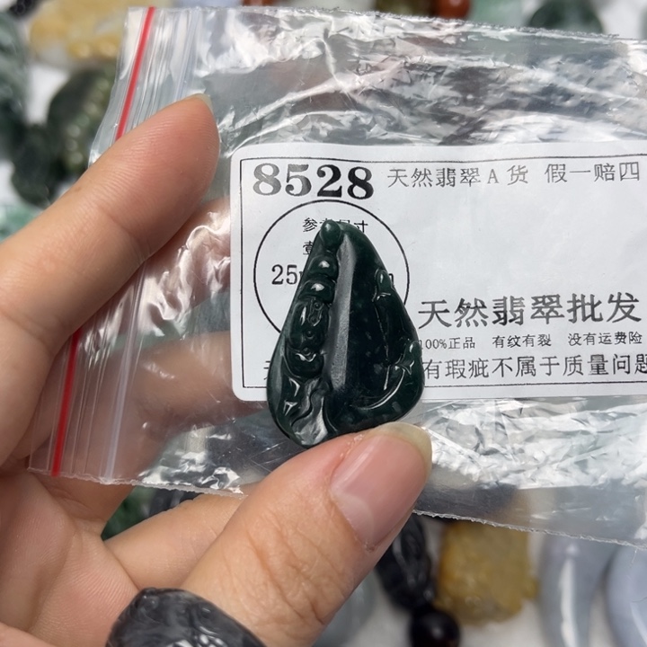 翡翠未镶嵌颈饰8528