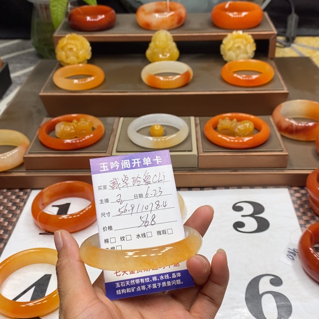 戴***j石英质玉（黄龙玉）未镶嵌手镯