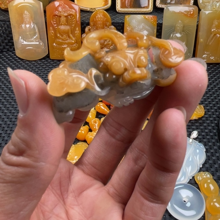 石英质玉（黄龙玉）颈饰未镶嵌