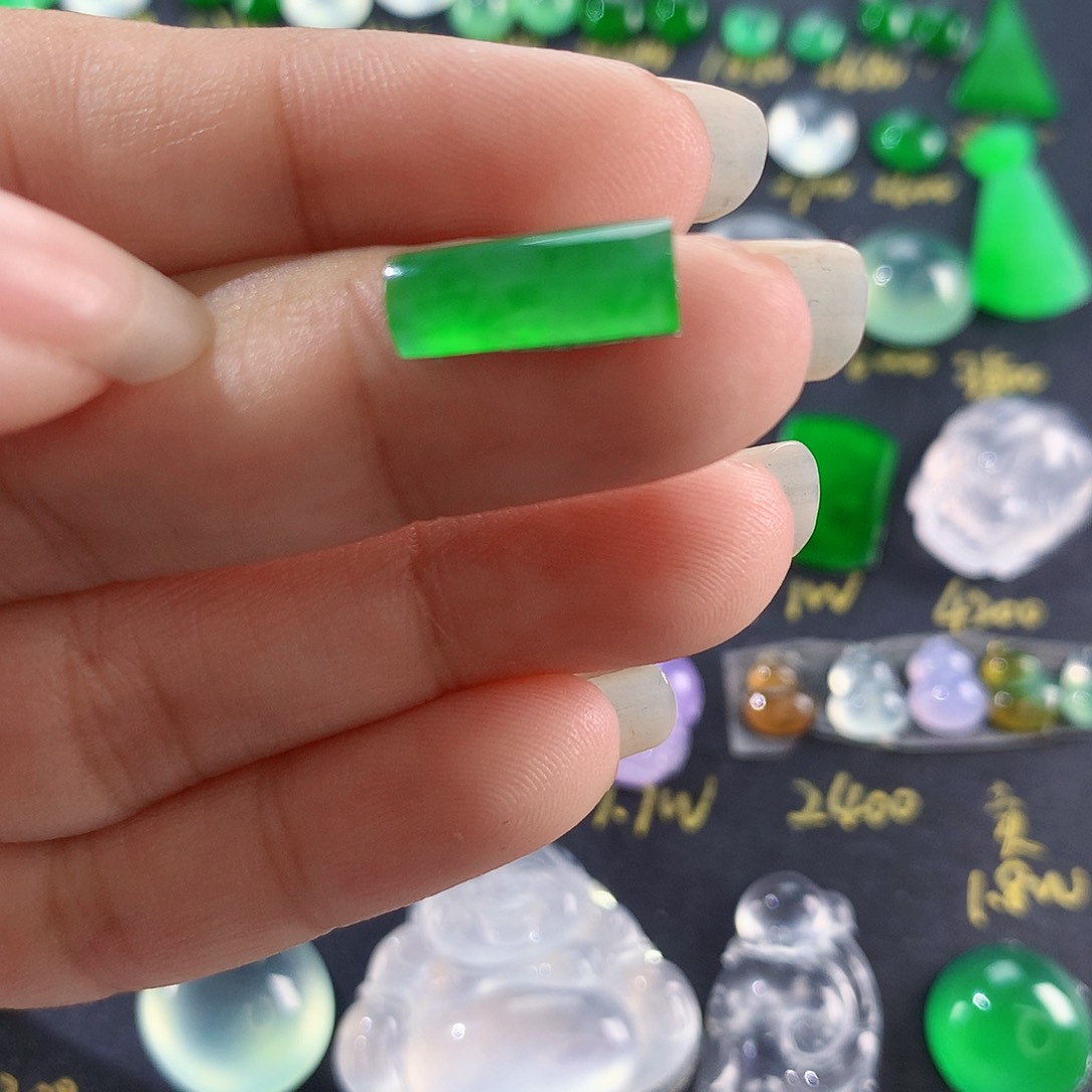 【闪购商品】翡翠颈饰未镶嵌绿马鞍