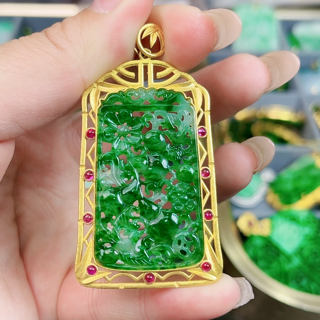 翡翠颈饰18K金镶嵌吊坠